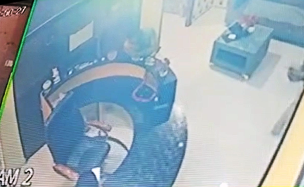 CCTV में कैद हुई पुलिस की गंदी हरकत, मसाज कराने के बाद स्पा सेंटर की महिला कर्मियों से कर दी ये डिमांड
