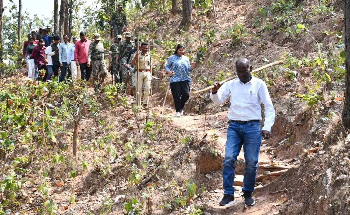 Balrampur: आजादी के बाद पहली बार भुताही गांव पहुंचा प्रशासन, जन चौपाल में सुनी ग्रामीणों की समस्याएं