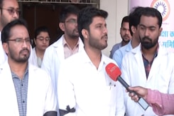 भोपाल: स्टाइपेंड बढ़ाने की मांग को लेकर सांकेतिक हड़ताल पर जूनियर डॉक्टर्स भोपाल: स्टाइपेंड बढ़ाने की मांग को लेकर सांकेतिक हड़ताल पर जूनियर डॉक्टर्स