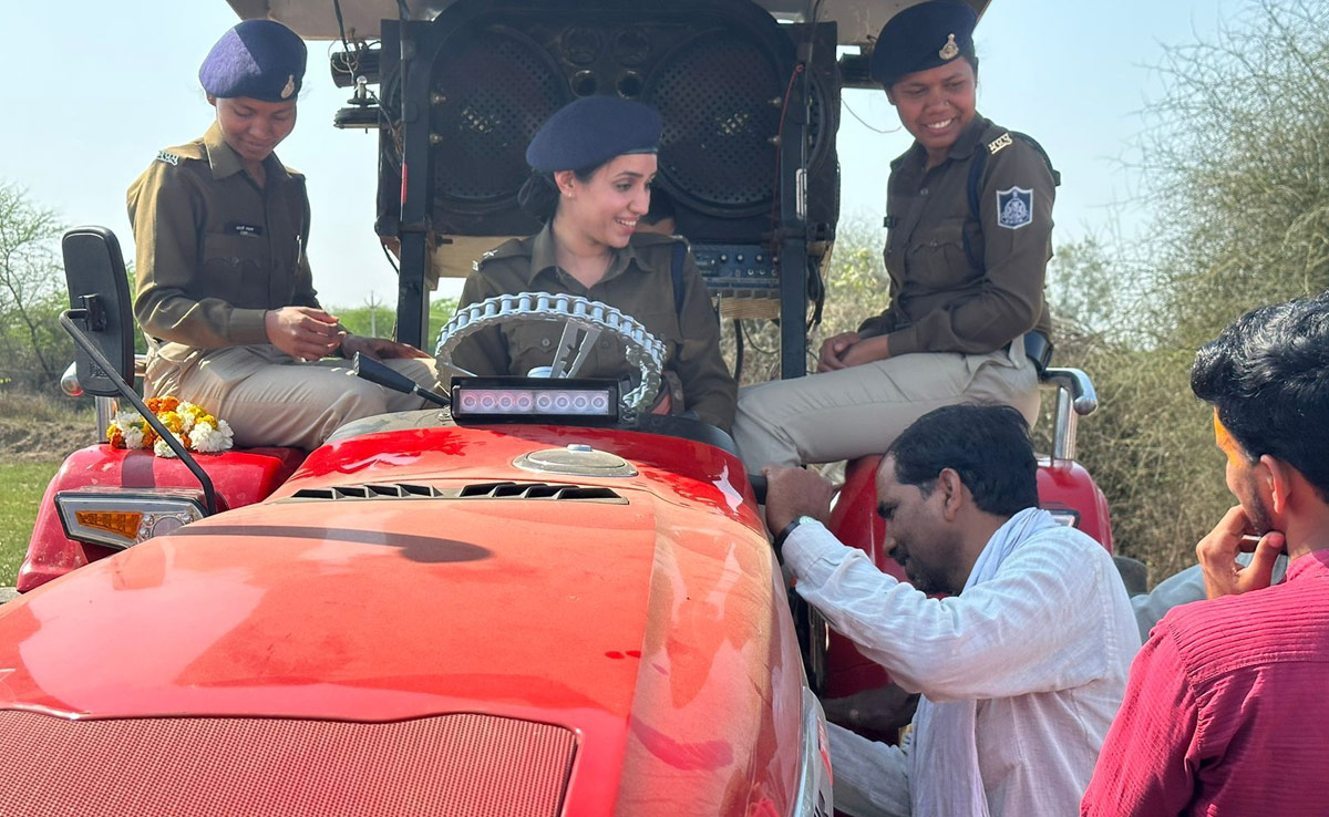 Women's Day Special: ट्रेनी IPS ने अनूठे ढंग से मनाया महिला दिवस, घूंघट वाली महिलाओं से चलवाया ट्रैक्टर