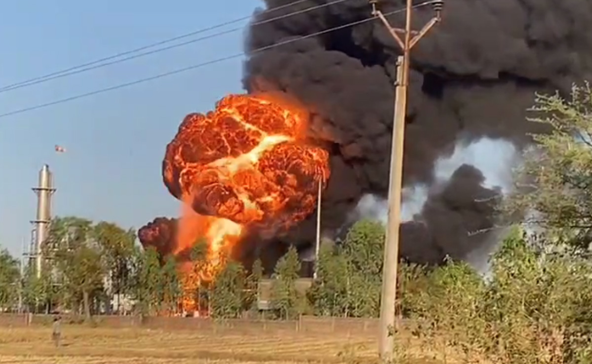 Khargone  Fire Break Out:  खरगोन में पेट्रो कंपनी में लगी भीषण आग, हादसे में इतने लोग हुए घायल