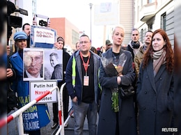 Thousands Turn Up At Russian Polling Stations For "Noon Against Putin" Protest Thousands Turn Up At Russian Polling Stations For "Noon Against Putin" Protest