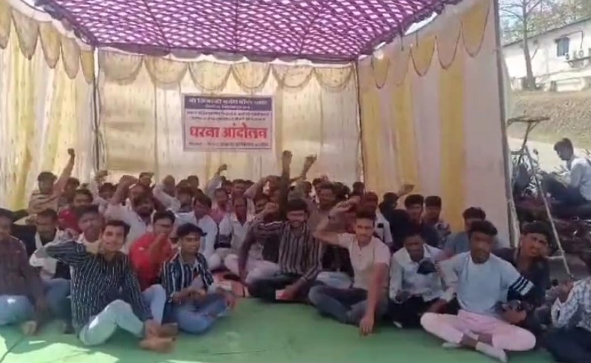 Khandwa: किसानों ने पावर जनरेटिंग कंपनी के गेट पर दिया धरना, वादा खिलाफी का लगाया आरोप