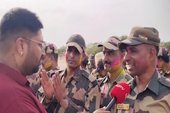 Holi Celebration At Border: भारत-पाक बॉर्डर पर BSF के  जवानों ने मनाई अनूठी होली Holi Celebration At Border: भारत-पाक बॉर्डर पर BSF के  जवानों ने मनाई अनूठी होली