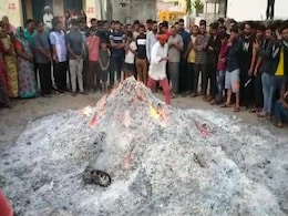 Rajasthan: 100 साल पुरानी होली की अनूठी परंपरा, सालभर घर में खुशहाली रहे इसलिए धधकते अंगारों पर नंगे पैर चलते हैं लोग  Rajasthan: 100 साल पुरानी होली की अनूठी परंपरा, सालभर घर में खुशहाली रहे इसलिए धधकते अंगारों पर नंगे पैर चलते हैं लोग