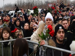"We Won't Forget You": Alexei Navalny's Supporters Gather To Say Goodbye "We Won't Forget You": Alexei Navalny's Supporters Gather To Say Goodbye