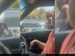 ट्रैफिक में एकसाथ फंसे ऑफिस के दो सहयोगी, वक्त बर्बाद न हो इसलिए सड़क पर ही करने लगे कुछ ऐसा, लोग फैन हो गए... ट्रैफिक में एकसाथ फंसे ऑफिस के दो सहयोगी, वक्त बर्बाद न हो इसलिए सड़क पर ही करने लगे कुछ ऐसा, लोग फैन हो गए...