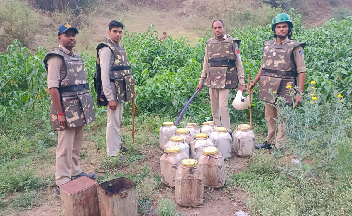 Lok Sabha Elections से पहले पुलिस का बड़ा एक्शन, अवैध फैक्ट्री में छापा मारकर लाखों रुपये की शराब नष्ट करवायी