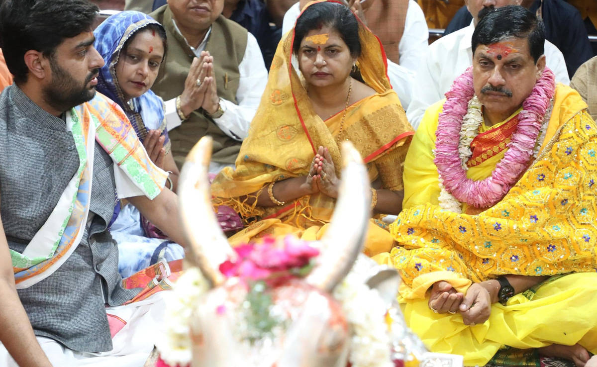 CM Yadav at Mahakal Mandir: महाशिवरात्रि के मौके पर CM यादव ने किए महाकाल बाबा के दर्शन, पत्नी भी साथ रहीं मौजूद