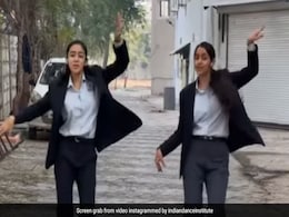 सूट बूट पहन पार्किंग में डांस करती नजर आईं कॉलेज की ये दो लड़कियां, बार-बार देखेंगे तीसरा वाला वीडियो सूट बूट पहन पार्किंग में डांस करती नजर आईं कॉलेज की ये दो लड़कियां, बार-बार देखेंगे तीसरा वाला वीडियो