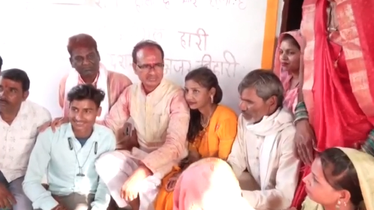 रायसेन में शिवराज सिंह ने जिस दलित के घर खाया खाना, सुनिए उन्होंने क्या कहा?