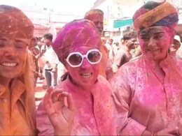 राजस्थान में विदेशी सैलानियों पर भी चढ़ा होली का रंग, जमकर किया सेलिब्रेट राजस्थान में विदेशी सैलानियों पर भी चढ़ा होली का रंग, जमकर किया सेलिब्रेट