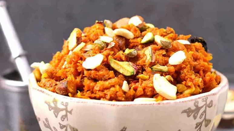 Gajar Ka Halwa: सिर्फ 15 मिनट में बनाएं गाजर का स्वादिष्ट हलवा, नोट कर करें रेसिपी