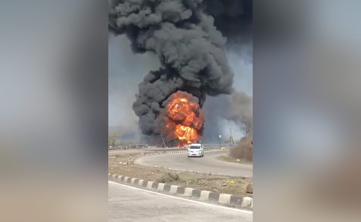 Raisen News: गैस टैंकर पलटने से लगी भीषण आग , चालक समेत इतने लोग जिंदा जले