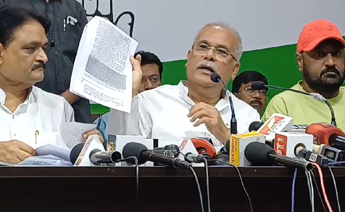 Mahadev Betting App Case: भूपेश बघेल समेत 16 लोगों के खिलाफ FIR, पूर्व CM बोले-"कहीं भी मेरा नाम..."