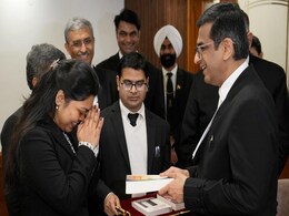 SC के कुक की बेटी को कानून की पढ़ाई के लिए US की दो यूनिवर्सिटी से मिली स्कॉलरशिप, CJI ने किया सम्मानित SC के कुक की बेटी को कानून की पढ़ाई के लिए US की दो यूनिवर्सिटी से मिली स्कॉलरशिप, CJI ने किया सम्मानित