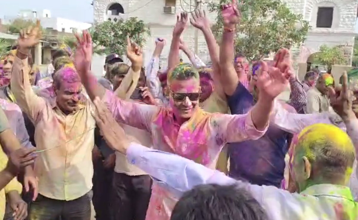 Rajasthan Police Holi: होली के जश्न में डूबा राजस्थान पुलिस महकमा, SP ने जमकर किया डांस, जयपुर कमिश्नरेट में उड़ रहा खूब गुलाल