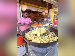 Potato Chips: स्ट्रीट-स्टाइल आलू चिप्स बनाने के वायरल वीडियो को देख इंप्रेस हुआ इंटरनेट, क्या आपने देखा? Potato Chips: स्ट्रीट-स्टाइल आलू चिप्स बनाने के वायरल वीडियो को देख इंप्रेस हुआ इंटरनेट, क्या आपने देखा?