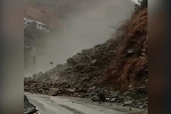 Video: Landslides Hit Vital Jammu-Srinagar Highway, Traffic Blocked Video: Landslides Hit Vital Jammu-Srinagar Highway, Traffic Blocked