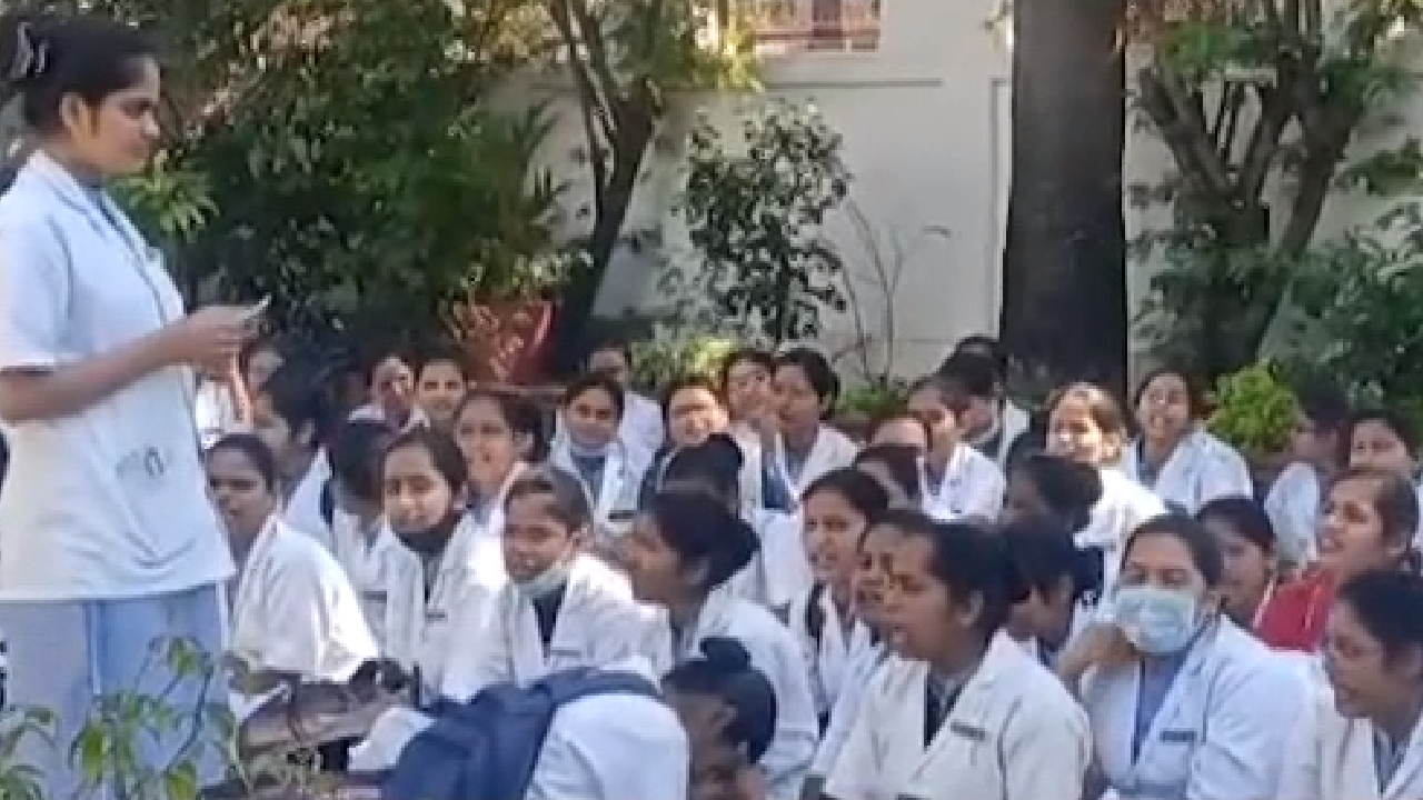 न क्लास, ना लैब, सरकारी नर्सिंग  कॉलेज के नाम पर ये कैसा मजाक?