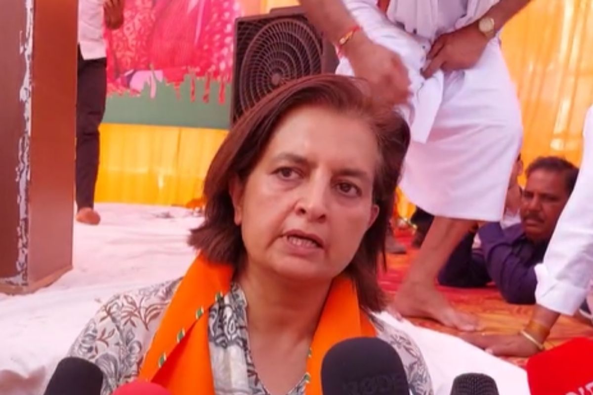 चुनाव से पूर्व सांगलिया धूणी पहुंची नागौर भाजपा प्रत्याशी ज्योति मिर्धा, पीठाधीश्वर स्वामी से लिया जीत का आशीर्वाद