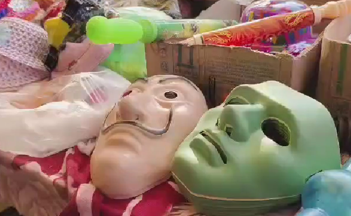 लापरवाही: रोक के बाद भी बाजार में बिकते नजर आए होली वाले मास्क, हुड़दंगियों पर कैसे लगेगी लगाम