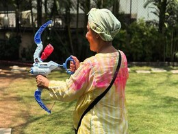 धनुष जैसी पिचकारी से खेलती नजर आईं जया बच्चन, फोटो देख फैन्स बोले - किस पर चलने वाला है तीर? धनुष जैसी पिचकारी से खेलती नजर आईं जया बच्चन, फोटो देख फैन्स बोले - किस पर चलने वाला है तीर?