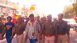 Mobile Thief Paraded In Public: भरे बाजार में निकाली गई मोबाइल चोरों की परेड, चर्चा का विषय बनी पुलिस ने की ये कार्रवाई