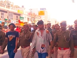 Mobile Thief Paraded In Public: भरे बाजार में निकाली गई मोबाइल चोरों की परेड, चर्चा का विषय बनी पुलिस ने की ये कार्रवाई Mobile Thief Paraded In Public: भरे बाजार में निकाली गई मोबाइल चोरों की परेड, चर्चा का विषय बनी पुलिस ने की ये कार्रवाई
