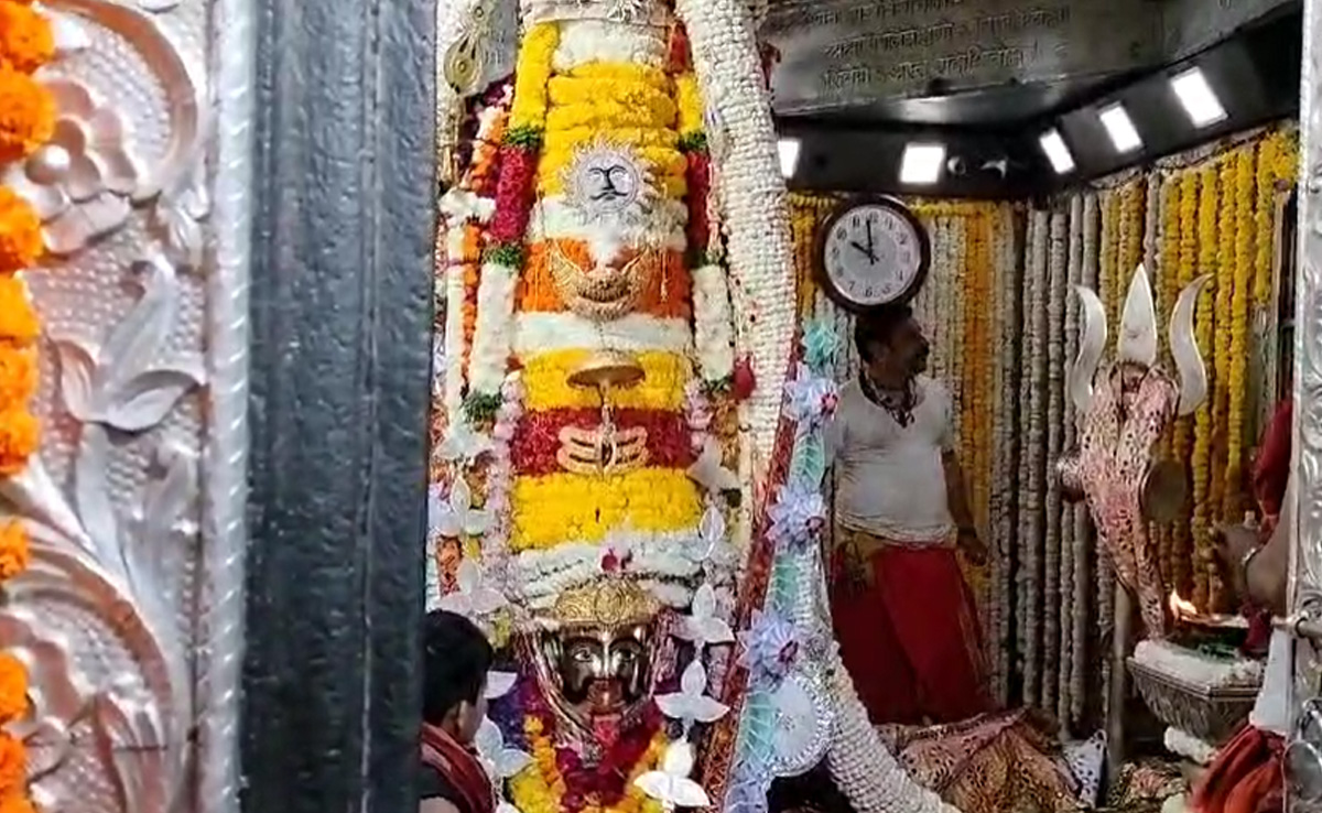 Ujjain : महाकाल मंदिर में हुई भस्म आरती, सेहरा सजाए बाबा महाकाल ने दूल्हे के रूप में दिए दर्शन, देखें वीडियो&nbsp;