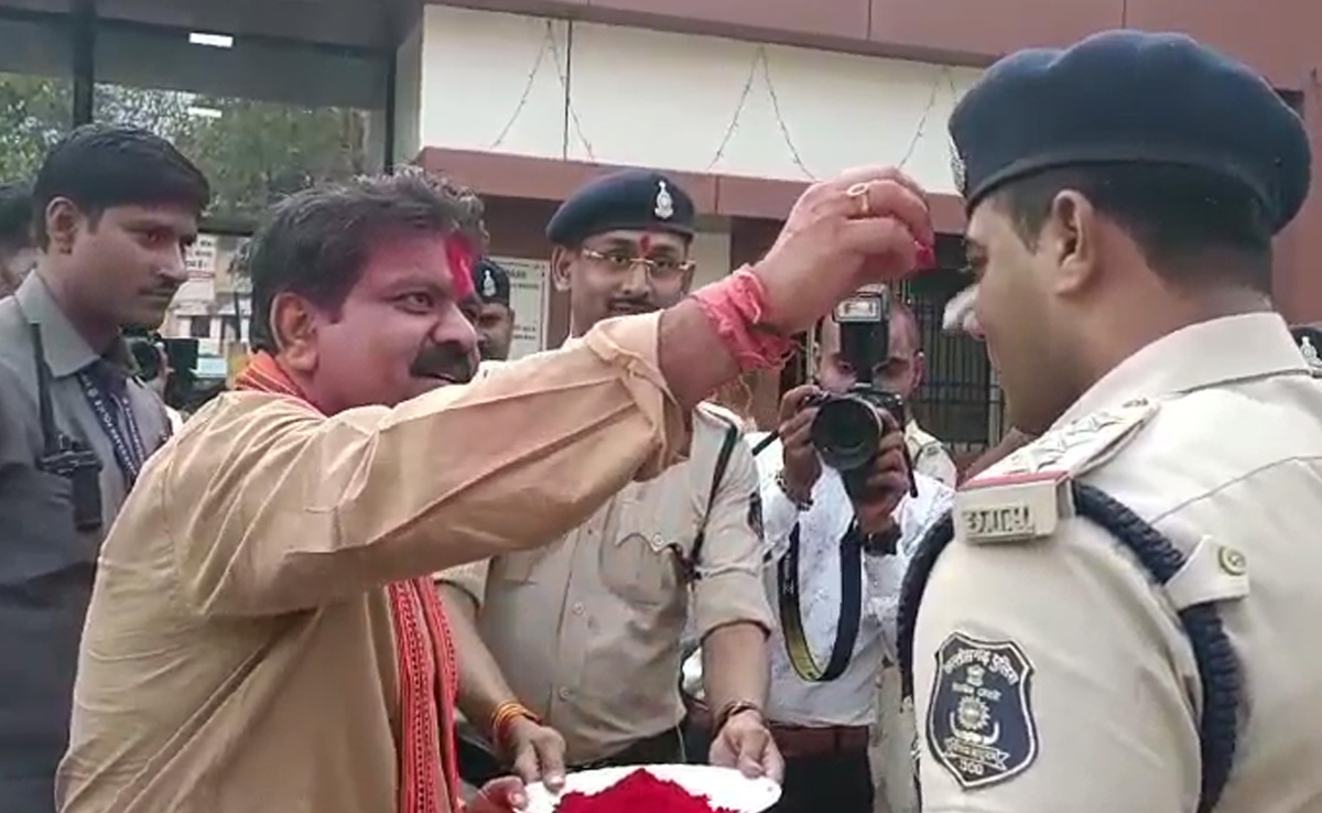 Holi के रंग में रंगे हुए नजर आए डिप्टी CM विजय शर्मा, पुलिस वालों के साथ खेली होली, दिया यह संदेश