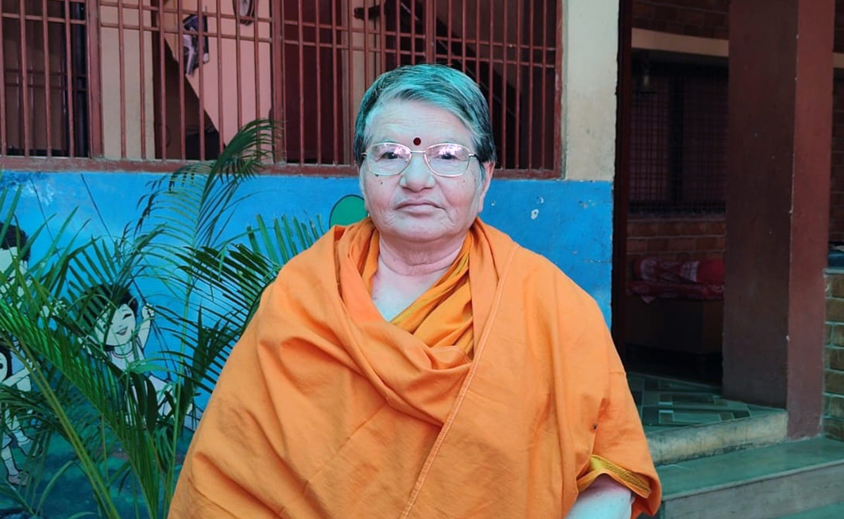 Women's Day: समाज में बदलाव के लिए इस महिला ने लिया VRS, निस्वार्थ भाव से कर रहीं आदिवासी क्षेत्रों में काम