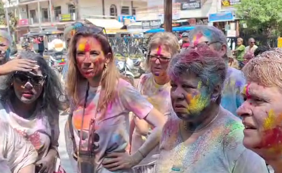 Foreigners play Holi: खजुराहो में विदेशी मेहमान नजर आए होली के रंग में सराबोर, देसी गानों पर जमकर थिरके