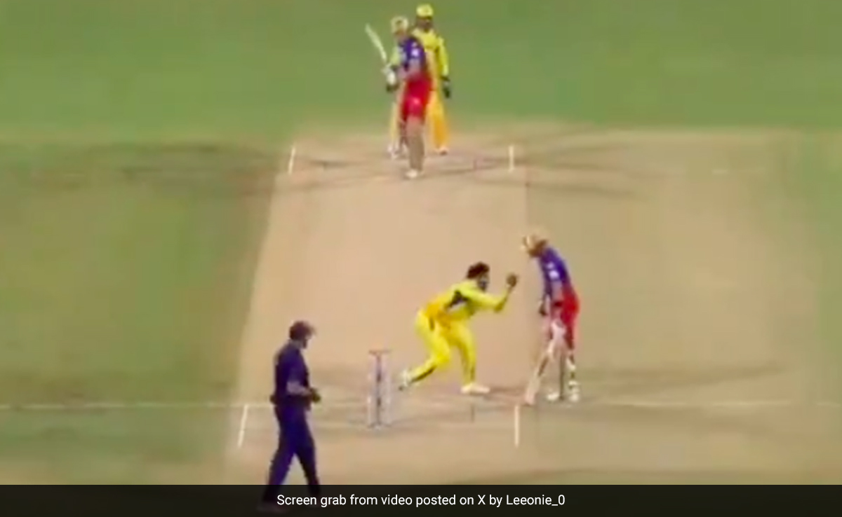 Ravindra Jadeja Tries To Scare Virat Kohli With Ball, RCB Star Then Says, "<i>Saans To Lene...</i>"