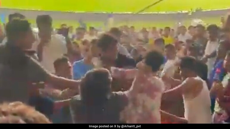 GT और MI के मैच के दौरान फैन्स के बीच चले लात-घूंसे, VIDEO देख भड़के सोशल मीडिया यूजर्स