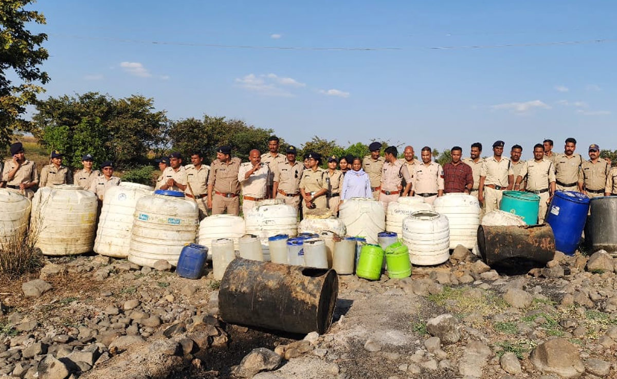 नदी के अंदर चल रही थी शराब की अवैध फैक्ट्री, 4 थानों की पुलिस ने दी दबिश, शराब सहित ये सब किया जब्त