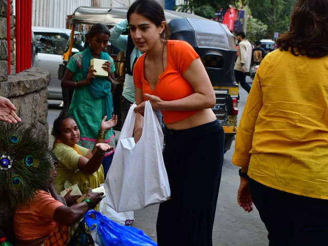 Sara Ali Khan Distributes Food Packets In Juhu, Asks Paparazzi To Not Click Her Pics