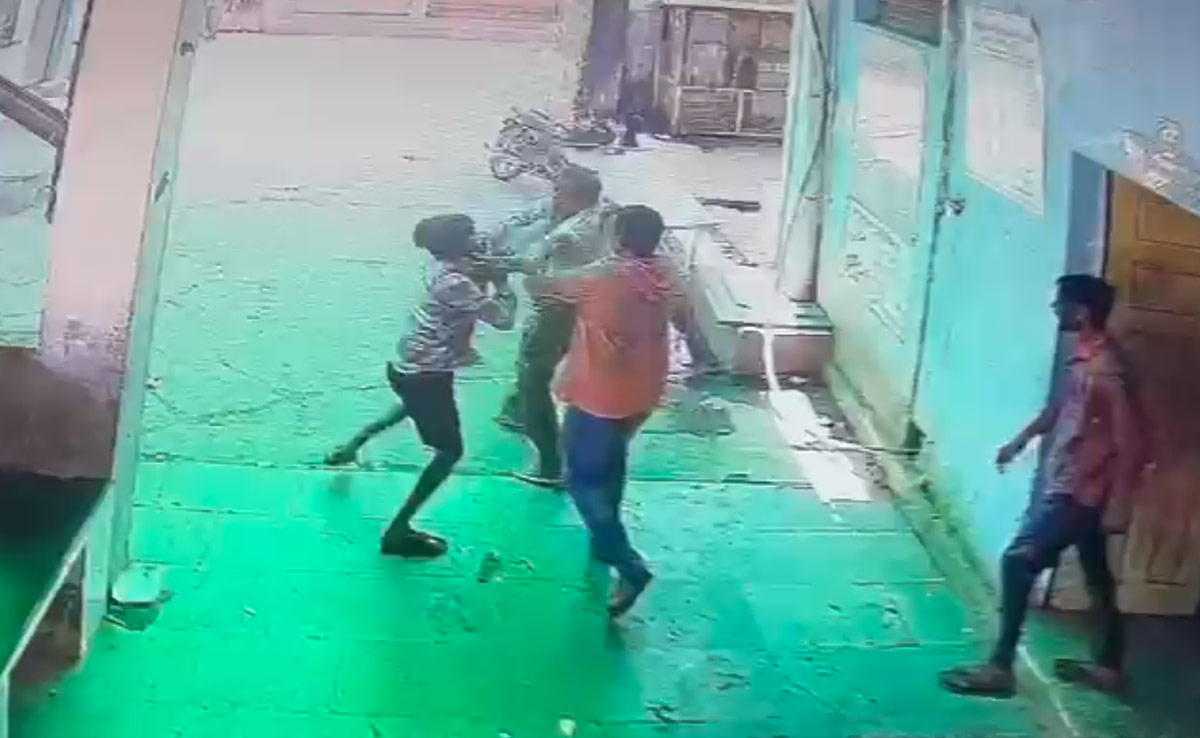 Rajasthan:  चिकित्सा अधिकारी को तीन लोगों ने दौड़ा-दौड़ा कर पीटा, पूरी घटना हुई सीसीटीवी में कैद