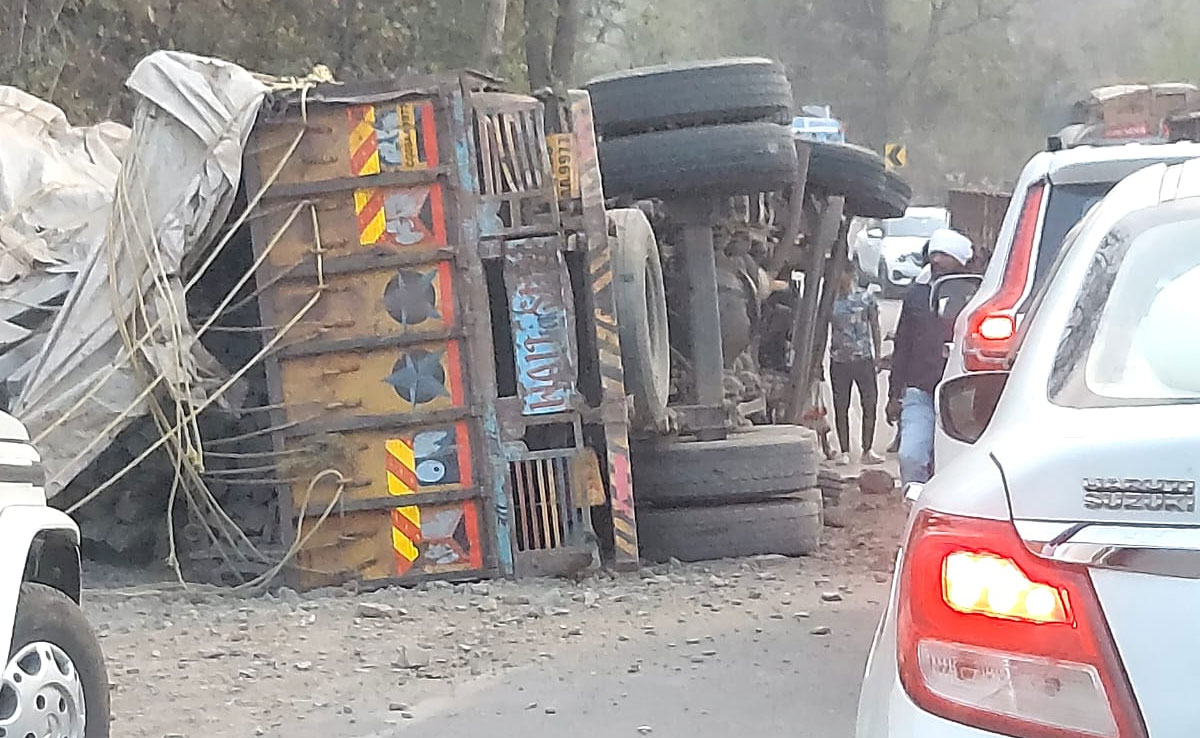 Road Accident: कार के ऊपर पलटा लोडेड ट्रक, चार लोगों की मौके पर ही हुई मौत...