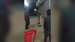 Betul: मोबाइल चोरी के आरोप में पुलिकर्मी ने युवकों को बेरहमी से पीटा, सामने आया वीडियो