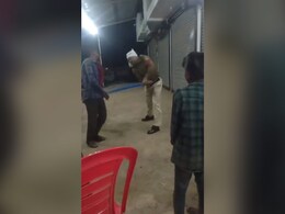 Betul: मोबाइल चोरी के आरोप में पुलिकर्मी ने युवकों को बेरहमी से पीटा, सामने आया वीडियो Betul: मोबाइल चोरी के आरोप में पुलिकर्मी ने युवकों को बेरहमी से पीटा, सामने आया वीडियो