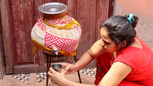 गर्मियों में किसी अमृत से कम नहीं मटके का पानी, यहां जानें इसे पीने के 3 बड़े फायदे...