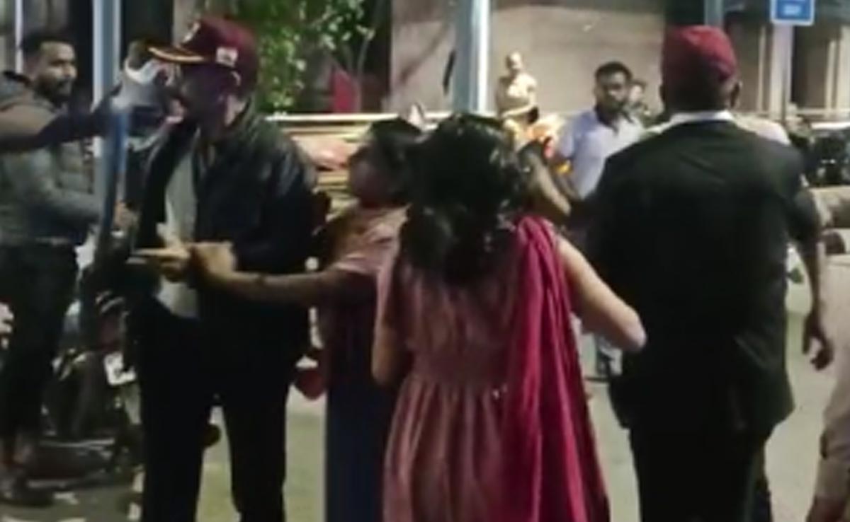 Bhopal: ओपीडी में जानें से रोका तो गार्ड से भिड़ गया युवक, गुस्से में आकर कर दिया ये काम, देखें वीडियो 