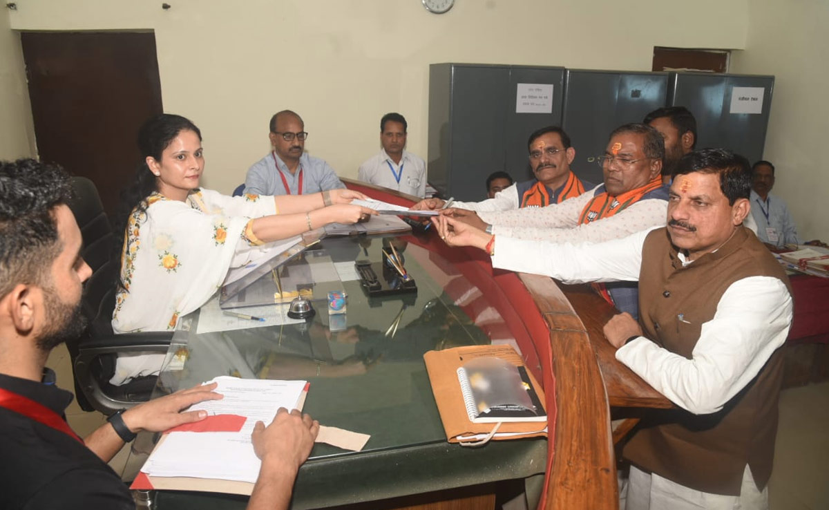 मंडला से BJP प्रत्याशी फग्गन सिंह कुलस्ते ने भरा नामांकन, CM यादव ने इस्तीफा नहीं देने पर की केजरीवाल की आलोचना