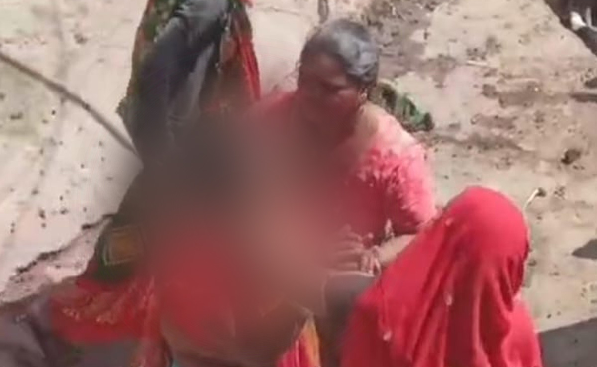 Indore Crime: महिला को महिलाओं ने ही पिटाई के बाद निर्वस्त्र कर पूरे गांव में घुमाया, मामला आपको कर देगा हैरान