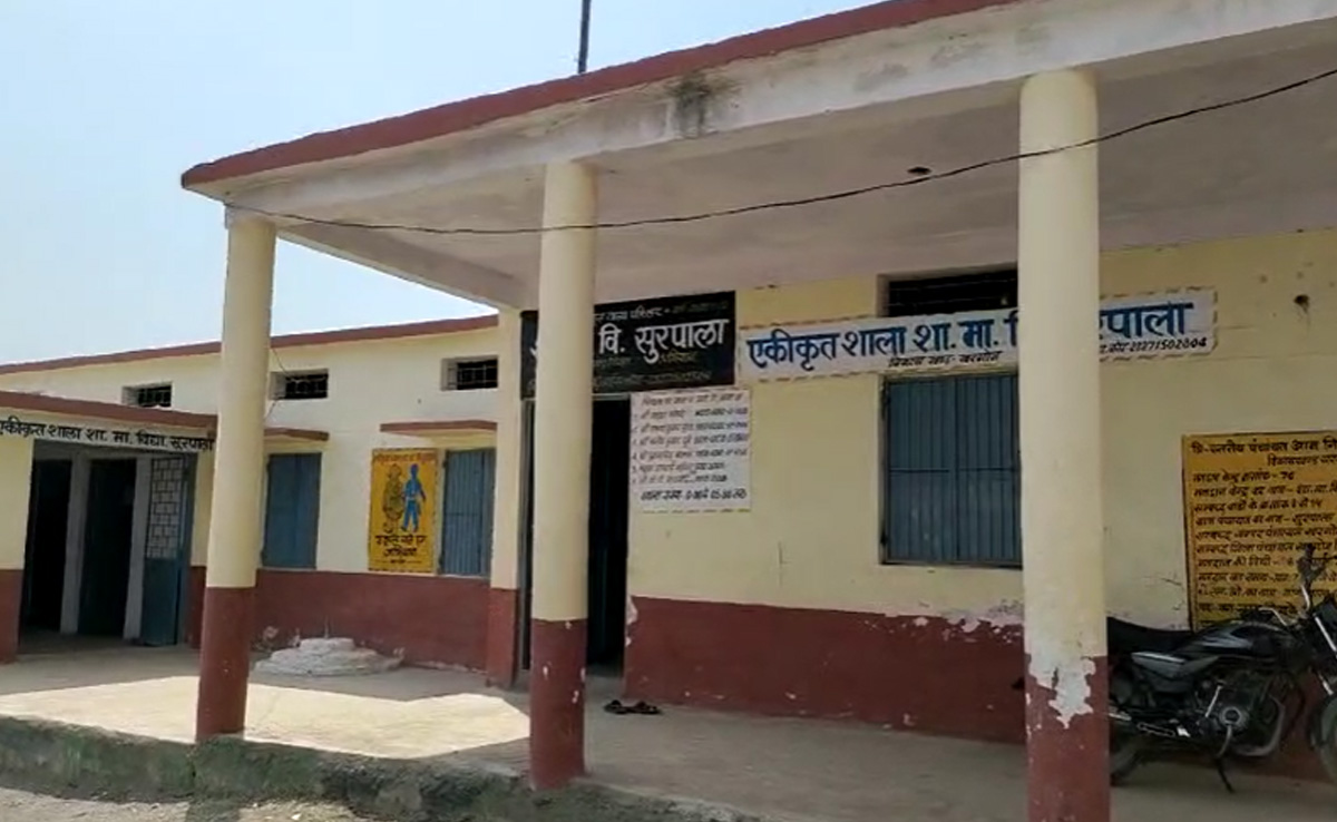 ये कैसा एग्जाम? Khargone में परीक्षा के दौरान गाइड से नकल करते मिले बच्चे, अधिकारी ने दिए जांच के आदेश