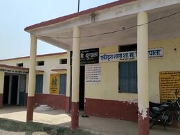 ये कैसा एग्जाम? Khargone में परीक्षा के दौरान गाइड से नकल करते मिले बच्चे, अधिकारी ने दिए जांच के आदेश ये कैसा एग्जाम? Khargone में परीक्षा के दौरान गाइड से नकल करते मिले बच्चे, अधिकारी ने दिए जांच के आदेश
