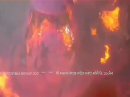 Ujjain Mahakal: भस्म आरती के दौरान गर्भगृह में लगी आग से पुजारी सहित 14 लोग झुलसे, 6 की हालत गंभीर Ujjain Mahakal: भस्म आरती के दौरान गर्भगृह में लगी आग से पुजारी सहित 14 लोग झुलसे, 6 की हालत गंभीर