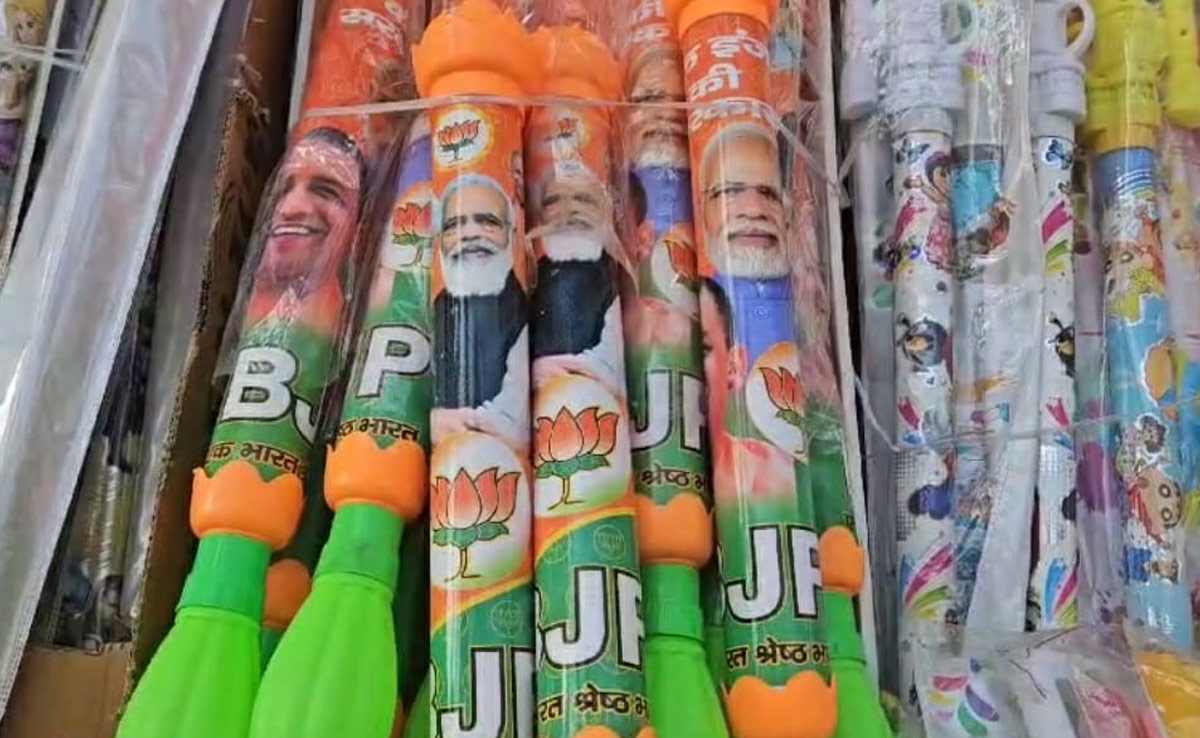 Holi के बाद भी चुनाव आयोग को क्यों है मोदी-योगी की फोटो वाली पिचकारी की तलाश? जानें पूरा मामला