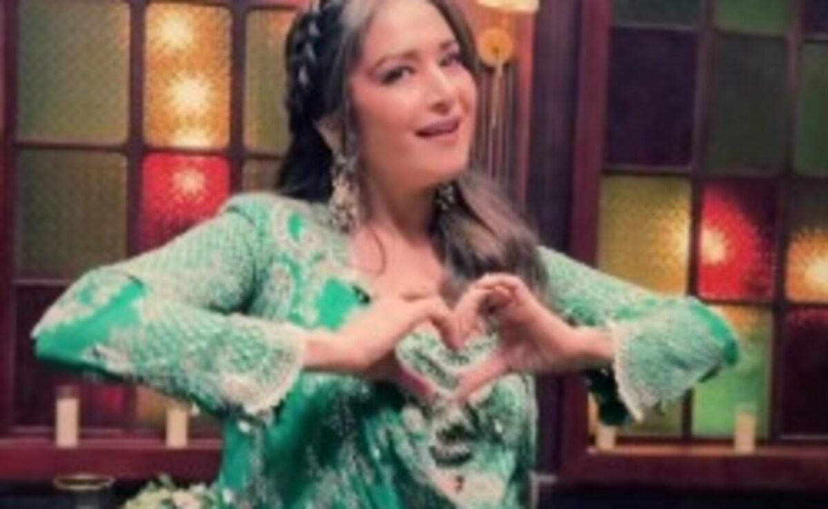 Trending: Madhuri Dixit's Killer Dance Moves On This <i>Humse Hai Muqabala</i> Song